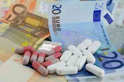© Schlierner - Fotolia.com Medikamente auf Geld