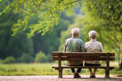 Rentner auf Parkbank