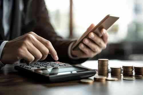 Mann mit Taschenrechner