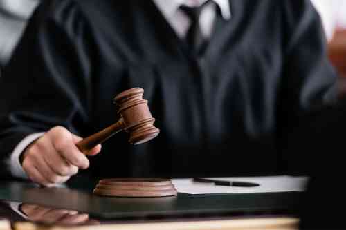 Richter mit Richterhammer