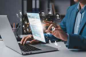 Person arbeitet auf Laptop