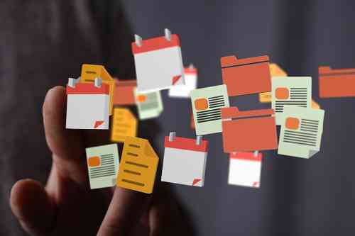 Hand hält digitale Dokumente