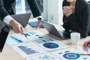 Personen besprechen Tabellen
