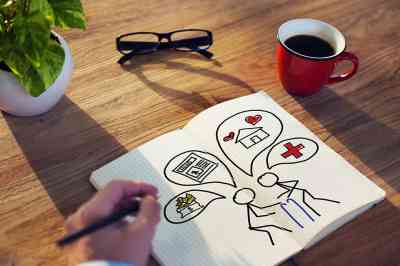 © Rawpixel - Fotolia.com Zeichnung im Buch