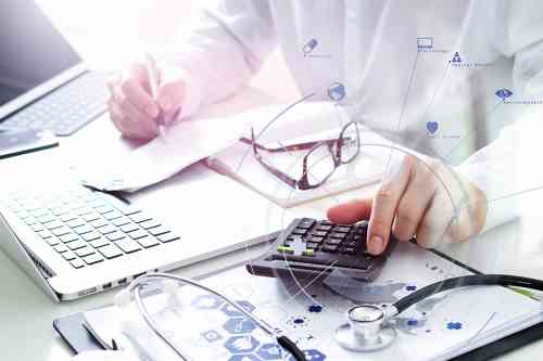 Arzt arbeitet am Laptop